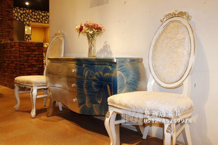 只是看着从前熟悉的老房子