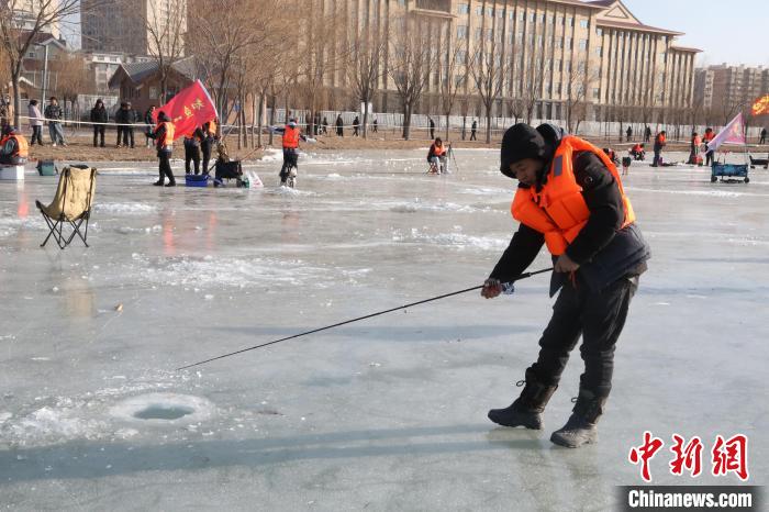 全国300余名钓友相约宁夏银川贺兰县如意湖 冰上