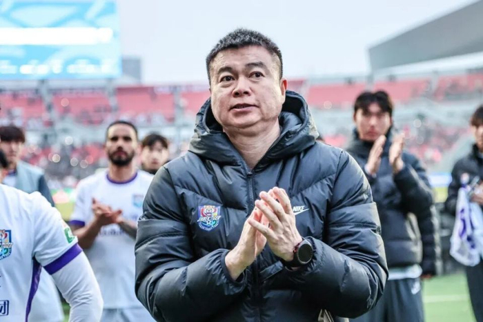 于根伟直播遭博主质疑引争议，双方激烈交锋引