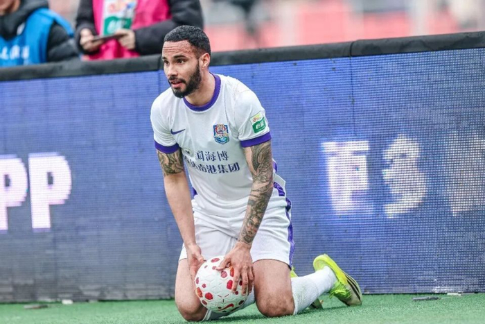 于根伟直播遭博主质疑引争议，双方激烈交锋引