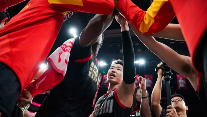 深圳男篮大胜卫冕冠军冲击前四，战绩追平广东