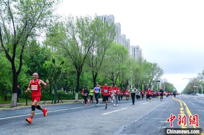 纵马科尔沁 逐梦大草原：2024科尔沁马拉松近万人