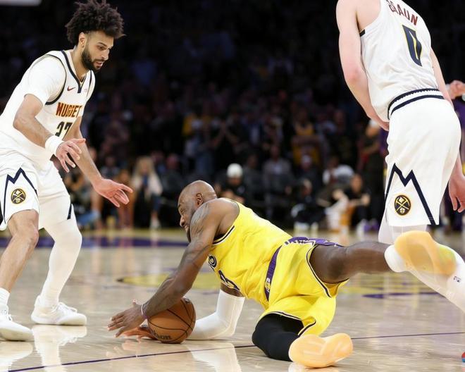 詹姆斯飞身救球逆转掘金 湖人五连胜稳居西部第