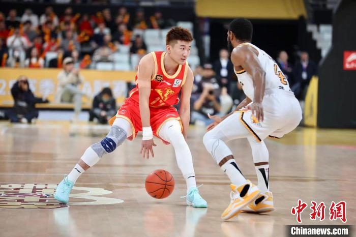 领头羊广厦在主场力克卫冕冠军辽宁 豪取11连胜